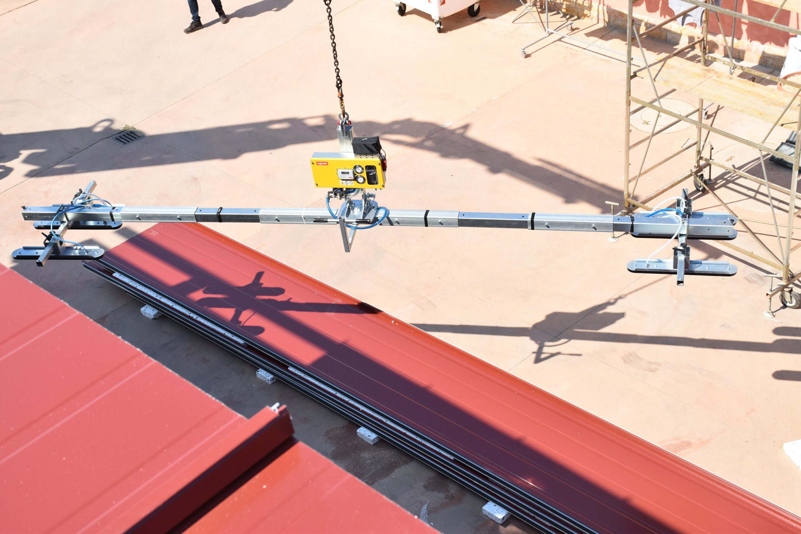 Vacuum lifter for installation and laying of sandwich panels in construction site