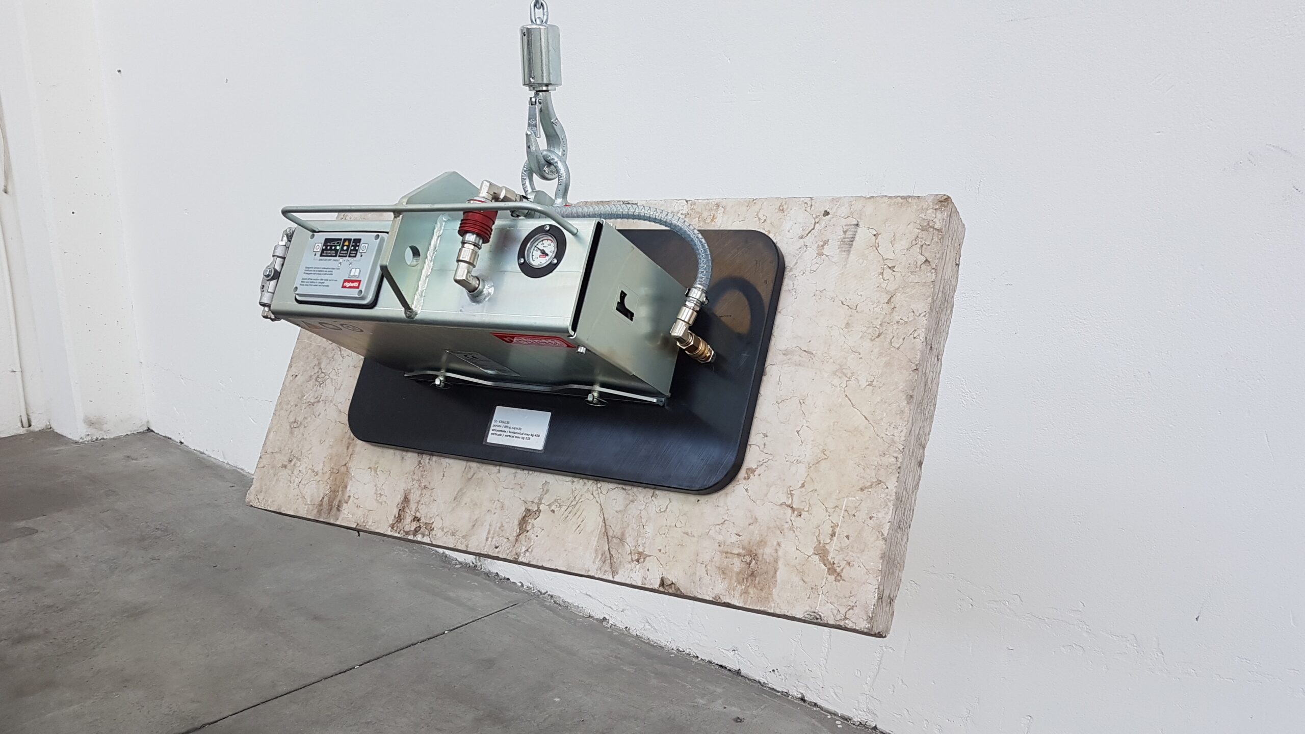 Autonomous Vacuum Lifter for laying stones powerd by a battery system