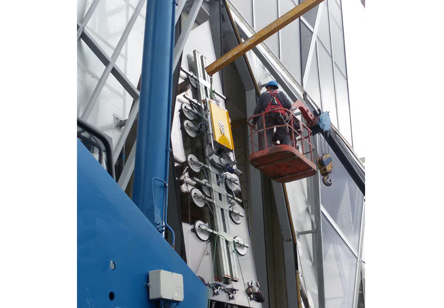 Huge vacuum lifter for installing oversize facade glazing glass