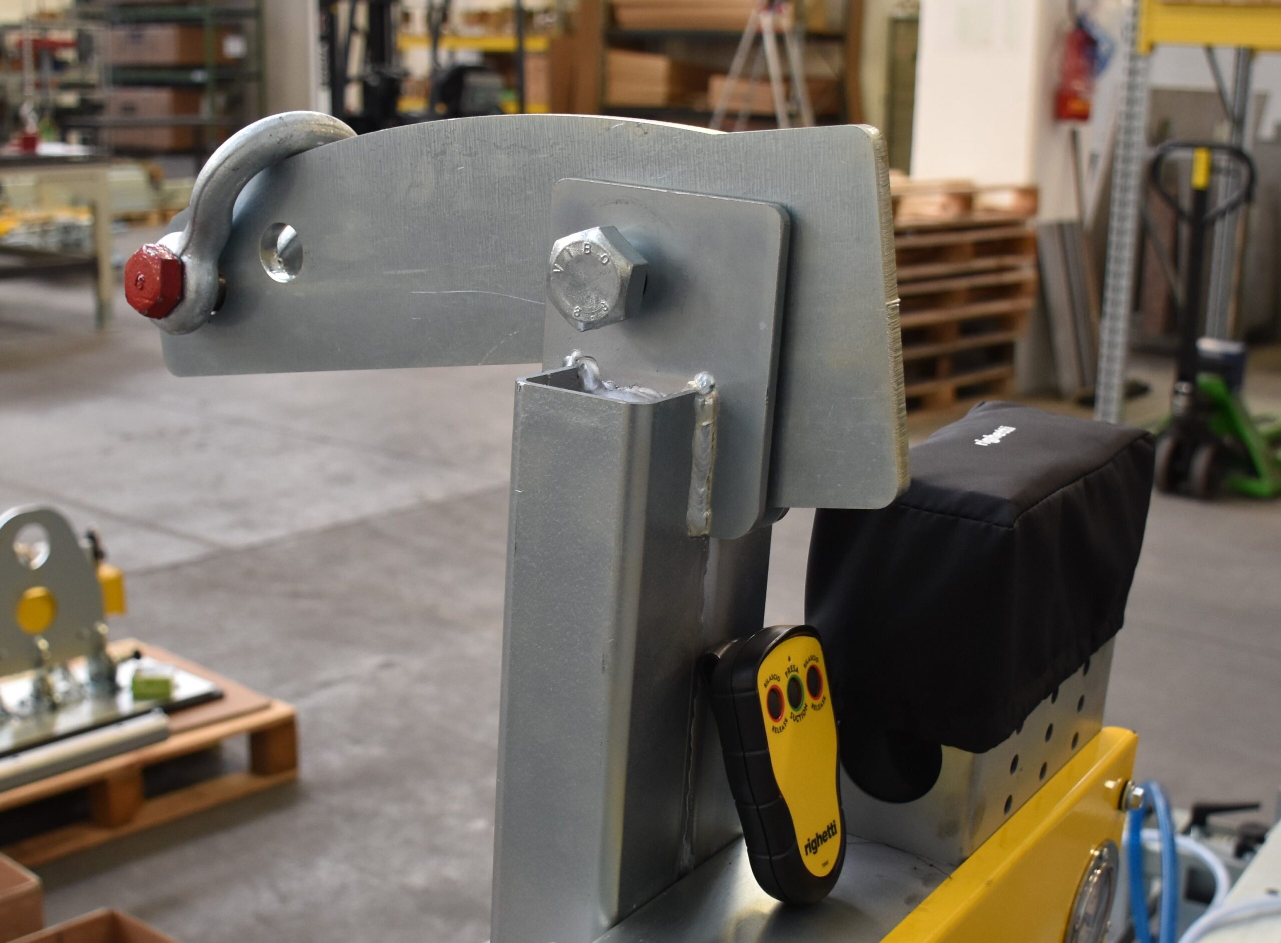 Tilting bracket for cladding vacuum lifter for sandwich panels CL1